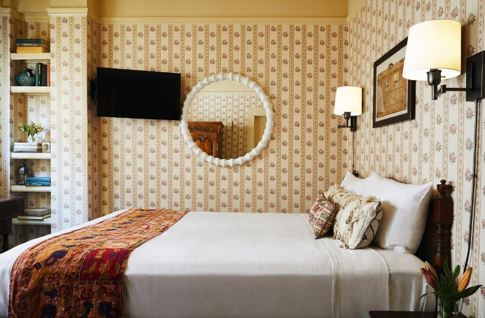 Queen Room interior
